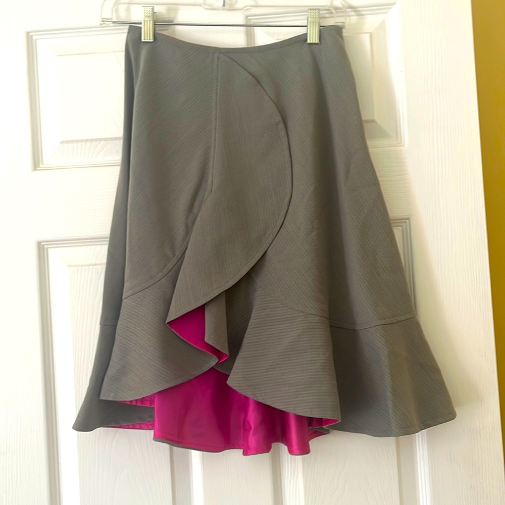NWOT KOEL college size 4. Asymmetrical skirt 20” in front back 22”. Back zipper